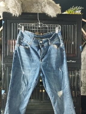 Relaxed Boyfriend Jeans in Medium Blue - Casual Distressed Style